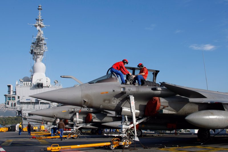 戴高樂號核動力航空母艦上的艦載主力「疾風」戰機。(美聯社) 戴高樂號核動力航空母艦上的艦載主力「疾風」戰機。(美聯社)