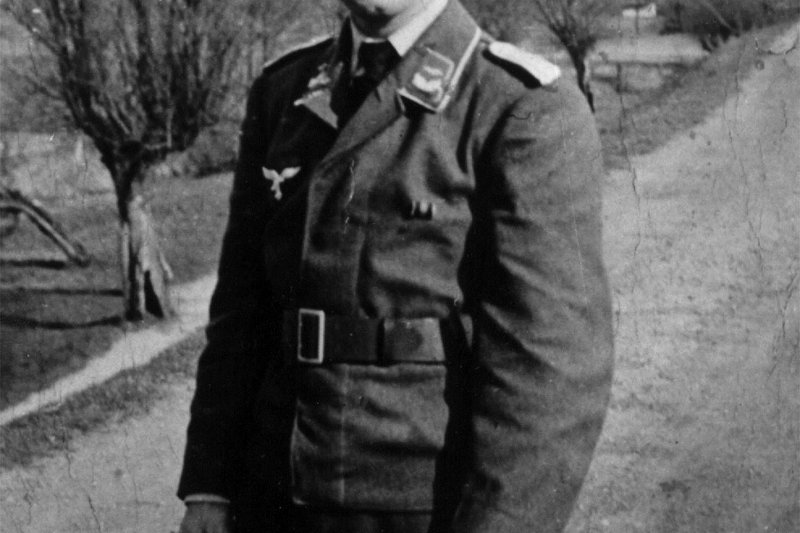 西德前總理施密特(Helmut Schmidt),二戰時期,服役於納粹德國空軍(美聯社) 西德前總理施密特(Helmut Schmidt),二戰時期,服役於納粹德國空軍(美聯社)