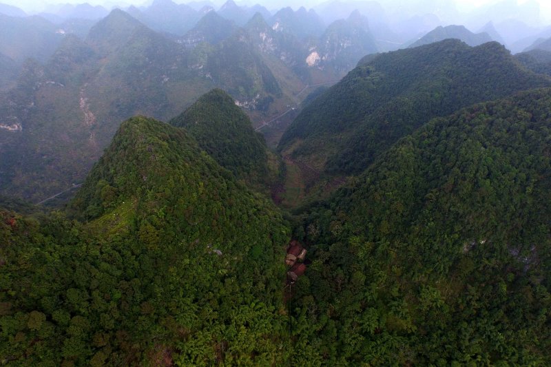 廣西大化瑤族自治縣板升鄉八好村兩戶深處大山的人家(新華社) 廣西大化瑤族自治縣板升鄉八好村兩戶深處大山的人家(新華社)