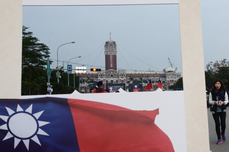 105年元旦升旗典禮結束後,有的民眾帶著疲憊的表情離開會場。(林俊耀攝) 105年元旦升旗典禮結束後,有的民眾帶著疲憊的表情離開會場。(林俊耀攝)