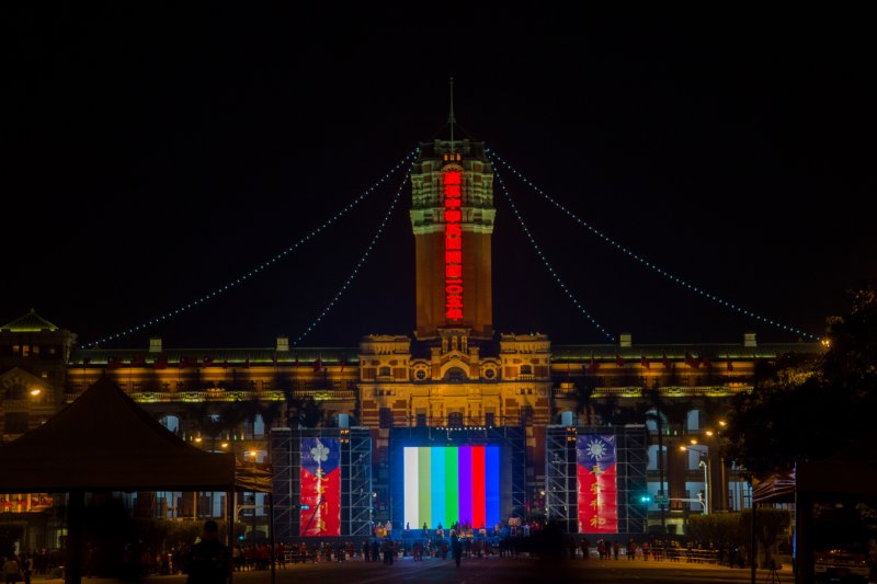 105年元旦升旗典禮彩排前，轉播電視上出現了電視開播的畫面，也象徵著新的一年即將開始。（林俊耀攝）