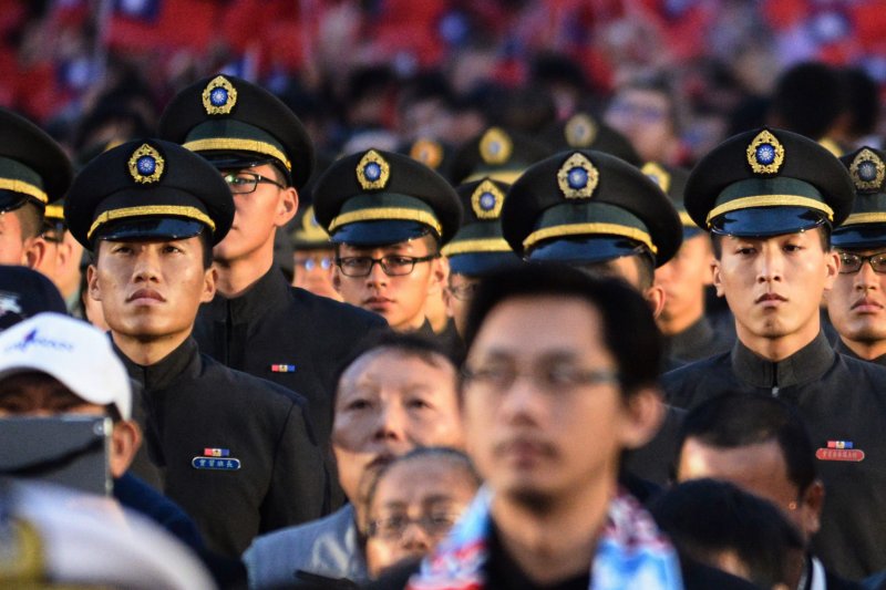 105年元旦升旗典禮在凱道舉行，國防部特別安排三軍軍校的學生到場唱國歌。（林俊耀攝）