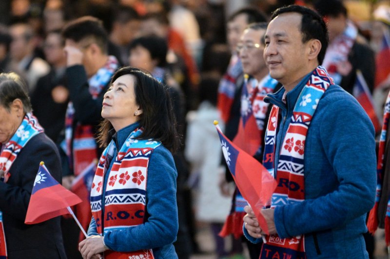 105年元旦升旗典禮在凱道舉行，國民黨多位大老齊聚，總統候選人朱立倫妻子高婉倩在觀禮途中看著天空。（林俊耀攝）