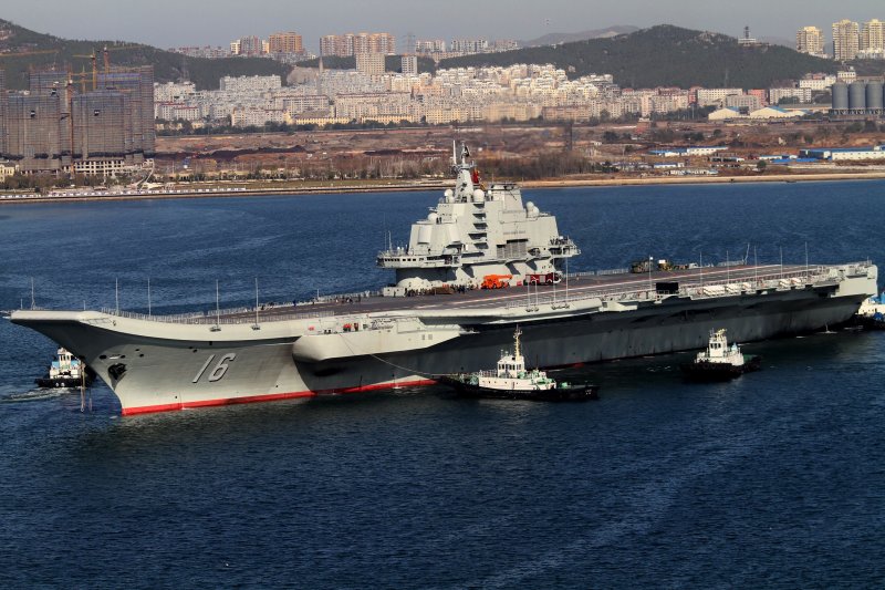 中國第一艘航空母艦「遼寧艦」(美聯社) 中國第一艘航空母艦「遼寧艦」(美聯社)