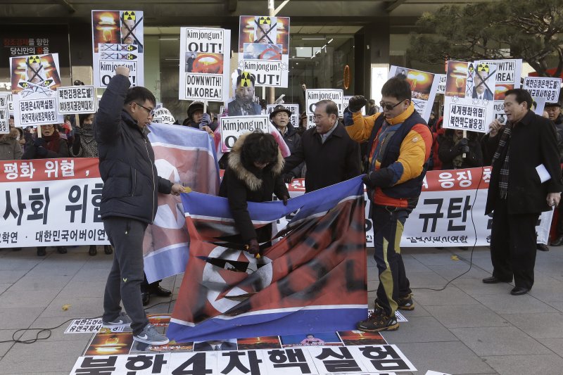 南韓民眾在北韓進行第四次核試爆之後走上街頭,抗議北韓的武嚇舉動。(美聯社) 南韓民眾在北韓進行第四次核試爆之後走上街頭,抗議北韓的武嚇舉動。(美聯社)