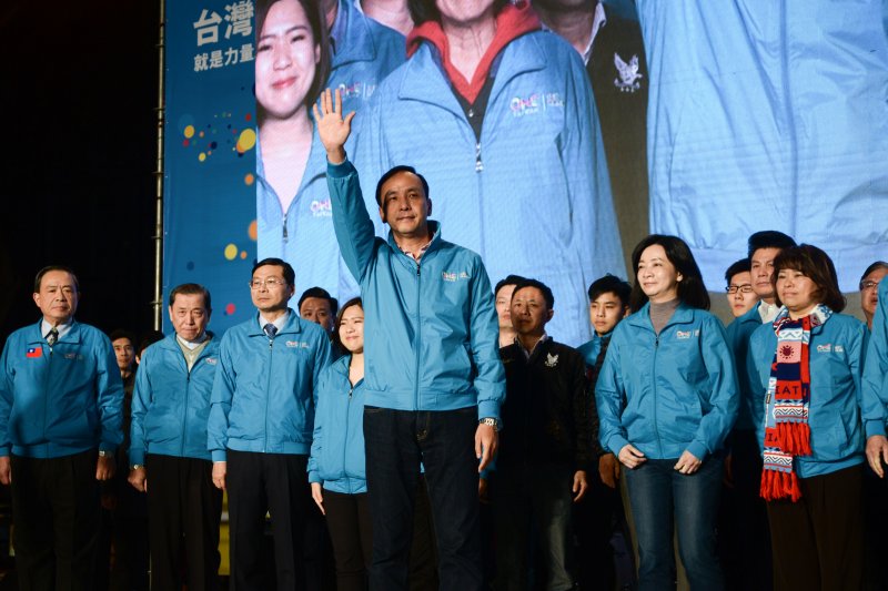 國民黨在2016總統暨立委選舉當中遭遇到前所未有的潰敗，宣布辭去黨主席的朱立倫在演說結束後向支持群眾揮手感謝。（林俊耀攝）