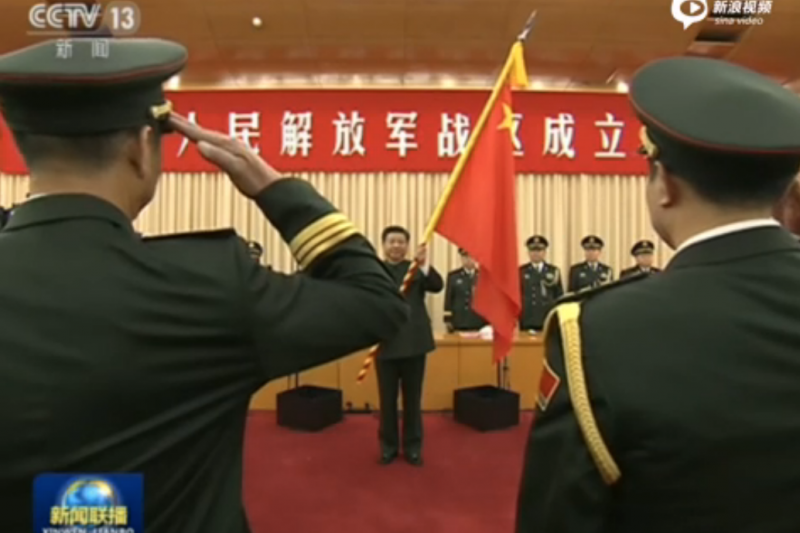 解放軍五大戰區正式成立,習近平向司令員授予軍旗。 解放軍五大戰區正式成立,習近平向司令員授予軍旗。