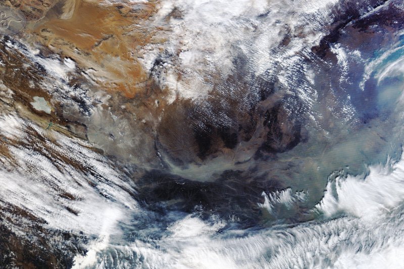 19日衛星觀測影像，顯示中國西北地區青海湖、祁連山附近都有出現吹沙現象，華北各地則為霾所籠罩。（氣象局）