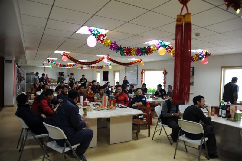 2月18日,中山站隊員一起吃年夜飯。(新華社) 2月18日,中山站隊員一起吃年夜飯。(新華社)