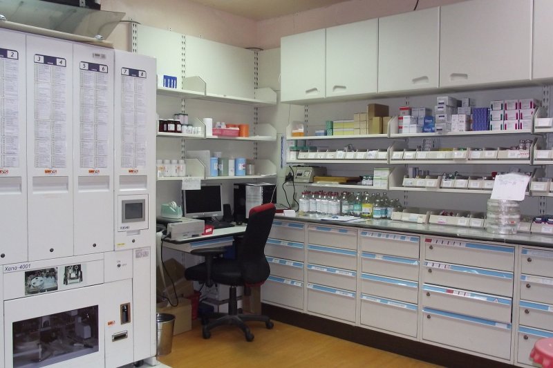 健保署去年稽查803間醫療院所,發現383家涉虛報詐領健保費,不合格率破4成,違規的多為基層診所、藥局。圖非當事藥局。(取自台北榮總玉里分院網站)