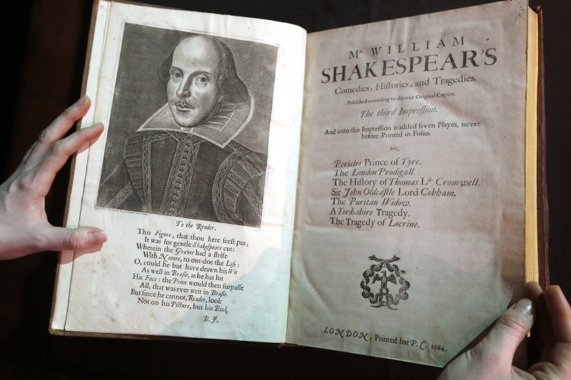 英國劇作家莎士比亞的全集《第一對開本》(First Folio)將於5月底在倫敦拍賣(美聯社) 英國劇作家莎士比亞的全集《第一對開本》(First Folio)將於5月底在倫敦拍賣(美聯社)