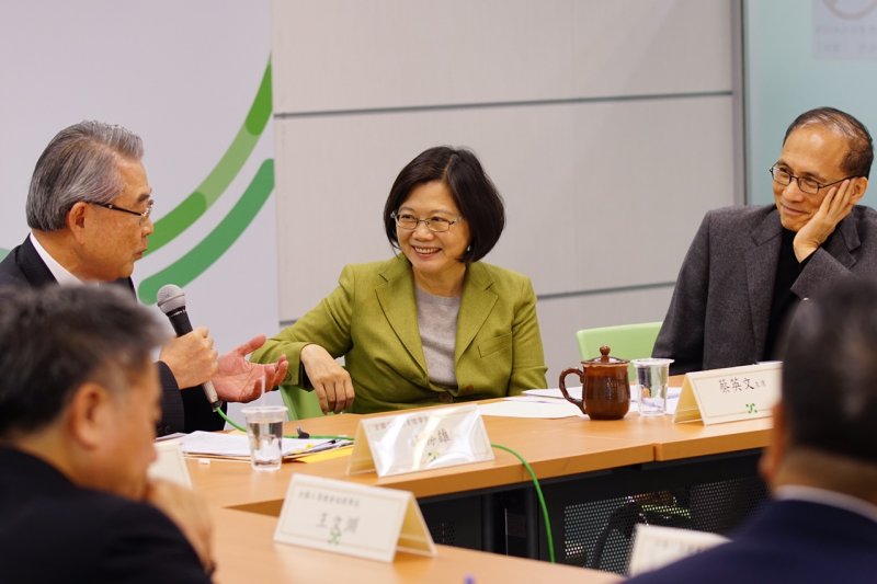 工業總會理事長許勝雄等人21日拜會總統當選人蔡英文及準閣揆林全。(民進黨提供)