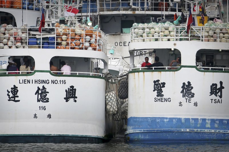 屏東縣琉球籍漁船「聖德財號」、「連億興116號」21日清晨通過麻六甲海峽時,遭到疑似印尼公務船開槍追擊,所幸人員均安。(美聯社) 屏東縣琉球籍漁船「聖德財號」、「連億興116號」21日清晨通過麻六甲海峽時,遭到疑似印尼公務船開槍追擊,所幸人員均安。(美聯社)