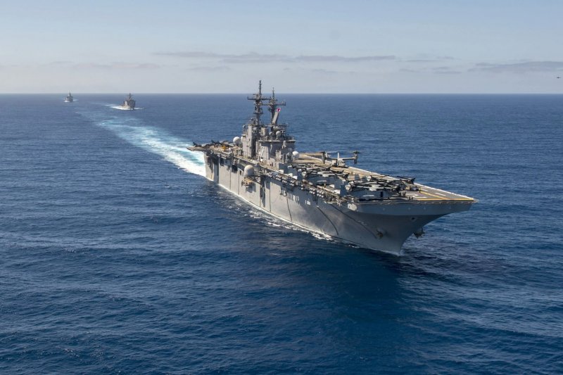 美軍黃蜂級兩棲攻擊艦艾賽克斯號。 美軍黃蜂級兩棲攻擊艦艾賽克斯號。