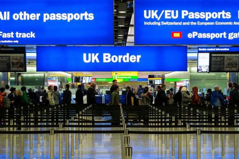 英國將於6月23日舉辦脫歐公投,圖為英國入境大廳。(取自推特) 英國將於6月23日舉辦脫歐公投,圖為英國入境大廳。(取自推特)
