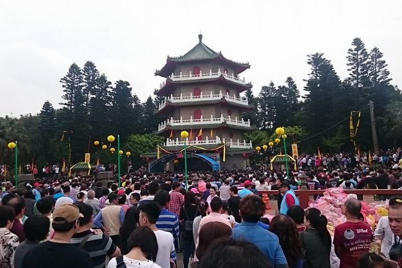 桃園市新屋區葉家祖祠每年清明節都會有大批葉氏子孫前往掃墓,今年約有近8000人祭祖,很多人更是遠從美加而來。(取自新屋葉五美公祖祠臉書)