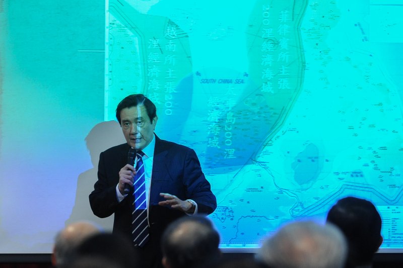 總統馬英九出席外交部「南海議題及南海和平倡議」講習會,現場親自以簡報解說南海爭議。(林俊耀攝) 總統馬英九出席外交部「南海議題及南海和平倡議」講習會,現場親自以簡報解說南海爭議。(林俊耀攝)