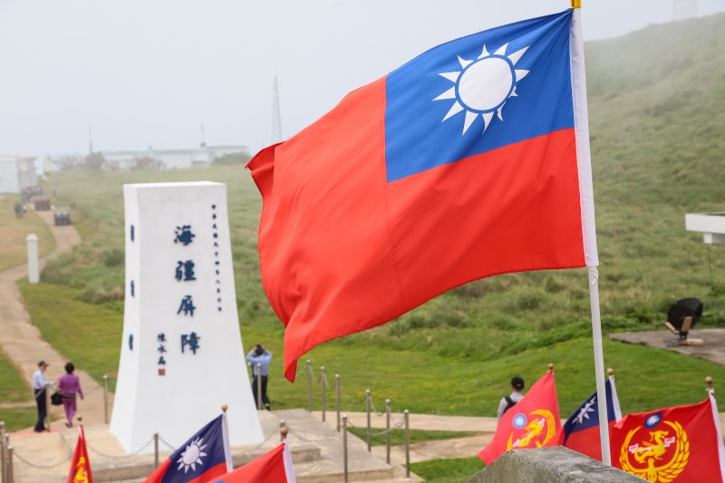 飄揚的中華民國國旗,與彭佳嶼島上「海疆屏障」的碑石相互輝映。(顏麟宇攝) 飄揚的中華民國國旗,與彭佳嶼島上「海疆屏障」的碑石相互輝映。(顏麟宇攝)