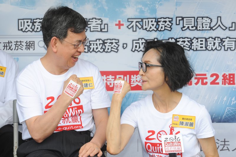 副總統當選人陳建仁貼上戒菸貼紙宣傳戒菸活動。(林俊耀攝) 副總統當選人陳建仁貼上戒菸貼紙宣傳戒菸活動。(林俊耀攝)