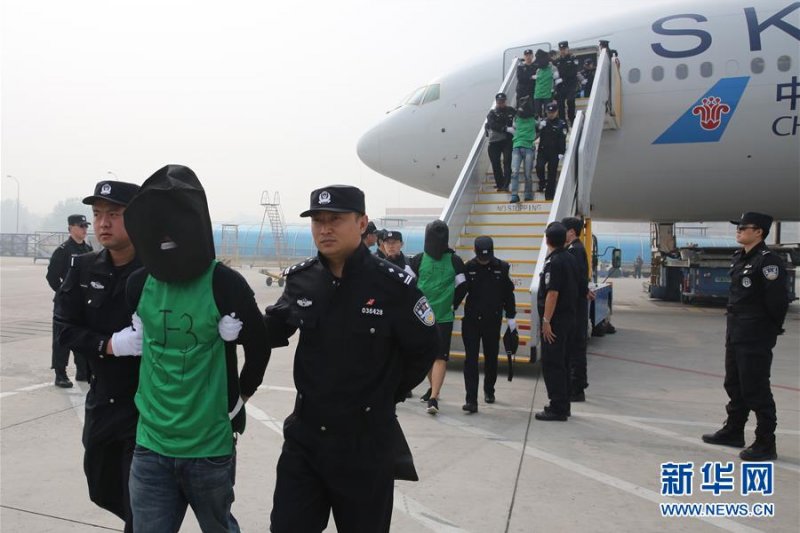 今年4月,台灣電信詐騙犯罪嫌疑人從肯亞被包機押解回中國,但5日肯亞法庭卻判5人無罪遣返回台。(新華社)