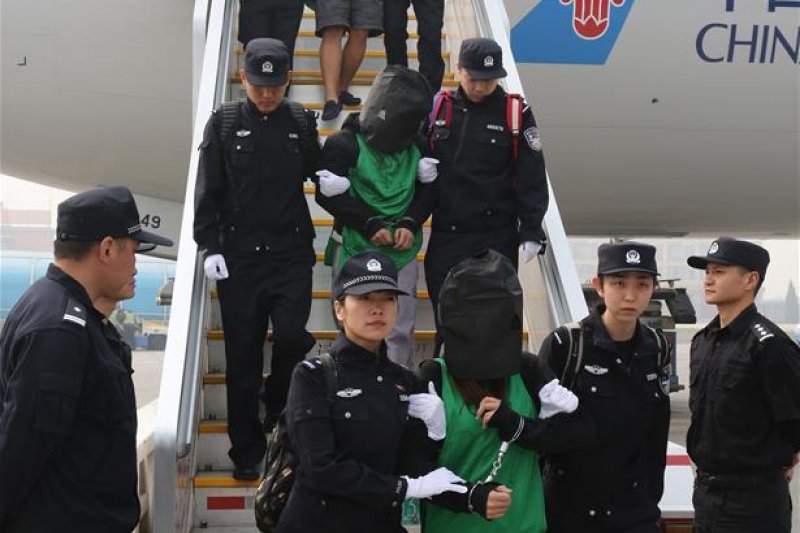 繼肯亞之後,柬埔寨當局也決定將台灣涉電信詐騙嫌犯移送中國。圖為4月13日,北京首都機場,第二批台灣電信詐騙犯罪嫌疑人從肯亞被包機押解回中國。(新華社)
