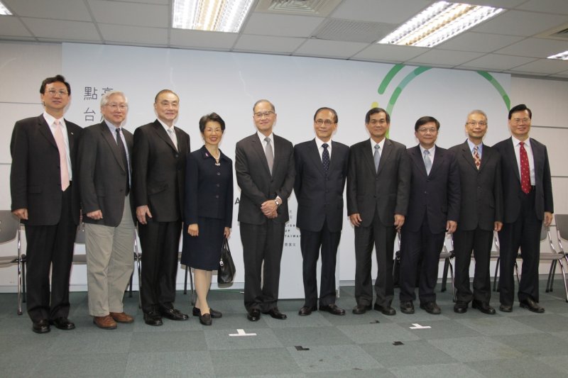 準行政院長林全(右五)15日發布第三波人事,左起為行政院發言人童振源、科技政務委員吳政忠、國防部長馮世寬、陸委會主委張小月、外交部長李大維、行政院長林全、科技部長楊弘敦、經濟部長李世光、財政部長許虞哲、金管會主委丁克華。(林俊耀攝).jpg 準行政院長林全(右五)15日發布第三波人事,左起為行政院發言人童振源、科技政務委員吳政忠、國防部長馮世寬、陸委會主委張小月、外交部長李大維、行政院長林全、科技部長楊弘敦、經濟部長李世光、財政部長許虞哲、金管會主委丁克華。(林俊耀攝).jpg