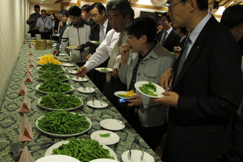 農委會輔導業者參加東京國際食品展辦理臺灣毛豆品嚐及行銷，拓展外銷。（農委會）