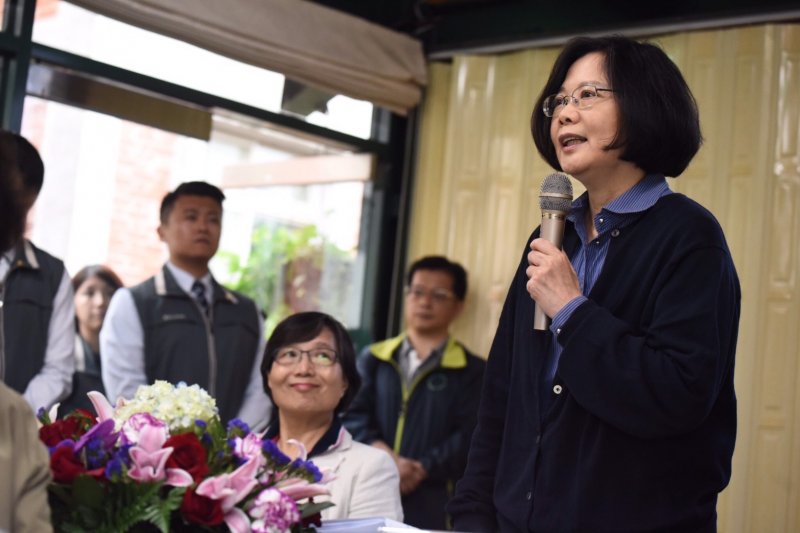 總統當選人蔡英文18日在小英之友會全國客家總會長葉菊蘭等人陪同下前往苗栗南庄,以「慢遊慢食台三線」推廣休閒產業策略平台。(民進黨提供)