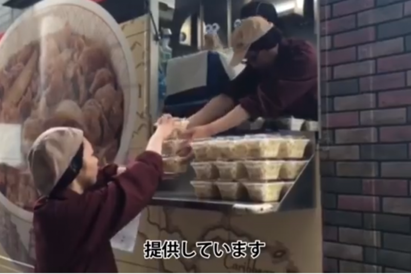 日本吉野家在熊本縣災區免費發放牛丼。(翻攝Youtube) 日本吉野家在熊本縣災區免費發放牛丼。(翻攝Youtube)