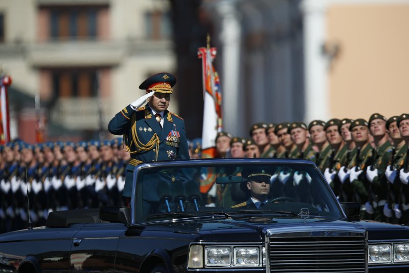 俄國國防部長紹伊古（Sergei Shoigu）在紅場檢閱士兵，紀念衛國戰爭勝利71周年。（美聯社）