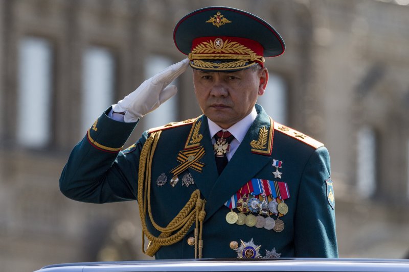 俄國國防部長紹伊古（Sergei Shoigu）在紅場檢閱士兵，紀念衛國戰爭勝利71周年。（美聯社）