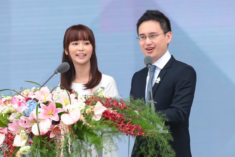 中華民國第十四任總統副總統就職慶祝大會主持人陳明珠、口譯哥趙怡翔。(顏麟宇攝) 中華民國第十四任總統副總統就職慶祝大會主持人陳明珠、口譯哥趙怡翔。(顏麟宇攝)