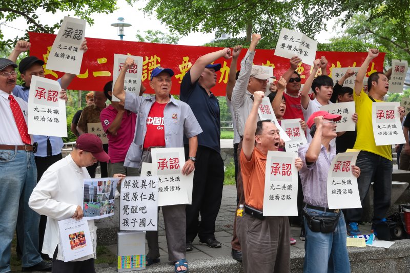 中華統一促進黨的計程車司機們25日下午至民進黨中央，向總統蔡英文呼籲「要九二共識，要增加陸客，要維持生計」。（顏麟宇攝）