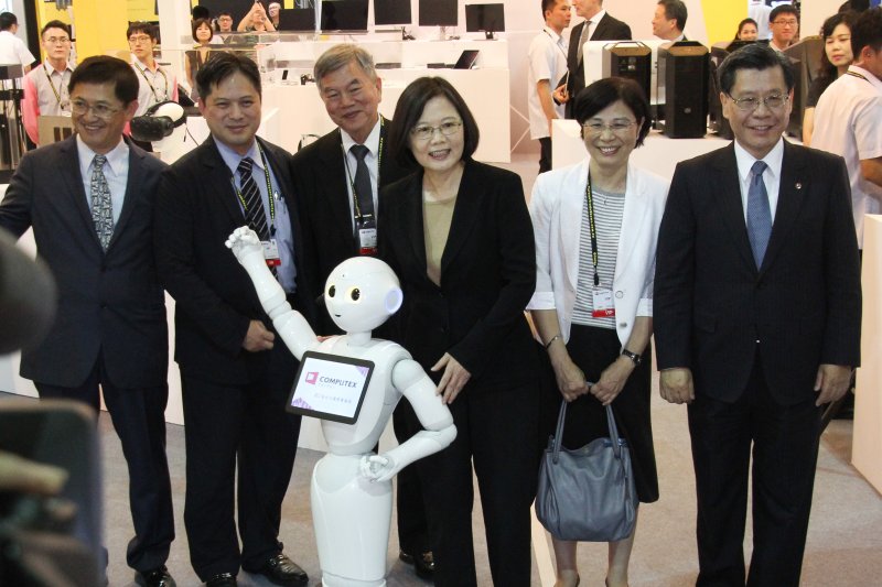 2016臺北國際電腦展 總統蔡英文 參觀攤位 與機器人互動 。(王德為攝) 2016臺北國際電腦展 總統蔡英文 參觀攤位 與機器人互動 。(王德為攝)