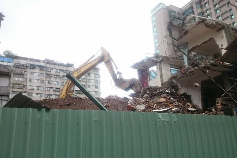 永春都更案北市府遭台北高等行政法院宣告撤銷處分,但建商6日卻突開怪手強拆。(取自彭龍三臉書) 永春都更案北市府遭台北高等行政法院宣告撤銷處分,但建商6日卻突開怪手強拆。(取自彭龍三臉書)