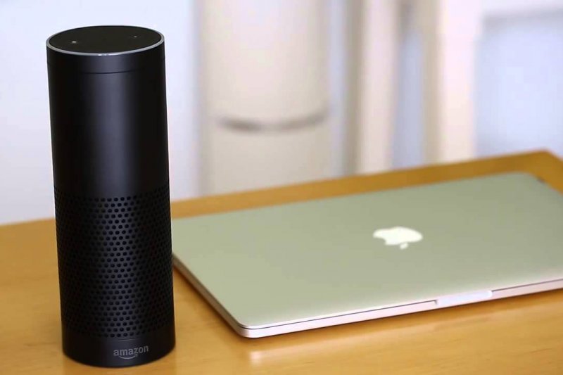 Amazon語音智慧家庭裝置Echo與Apple的MacBook。(圖/Parcels For Me@Youtube) Amazon語音智慧家庭裝置Echo與Apple的MacBook。(圖/Parcels For Me@Youtube)