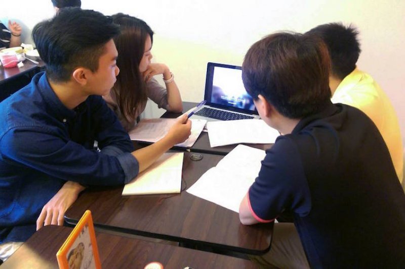 客戶可能會約在各式各樣的地方,所以自備一台筆電跟相關資料是必須的。 客戶可能會約在各式各樣的地方,所以自備一台筆電跟相關資料是必須的。