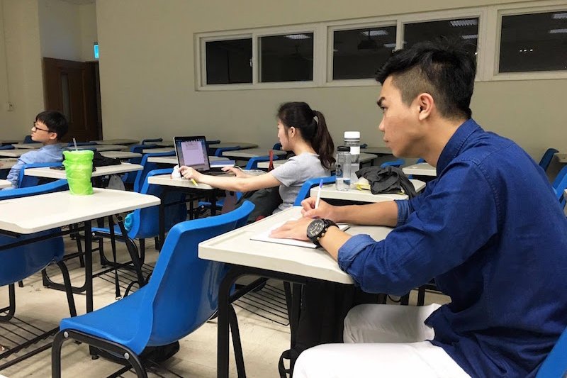 在學校裡的課程是關於視覺傳達方面的,在工作上也能用的到,所以他也更專心。 在學校裡的課程是關於視覺傳達方面的,在工作上也能用的到,所以他也更專心。