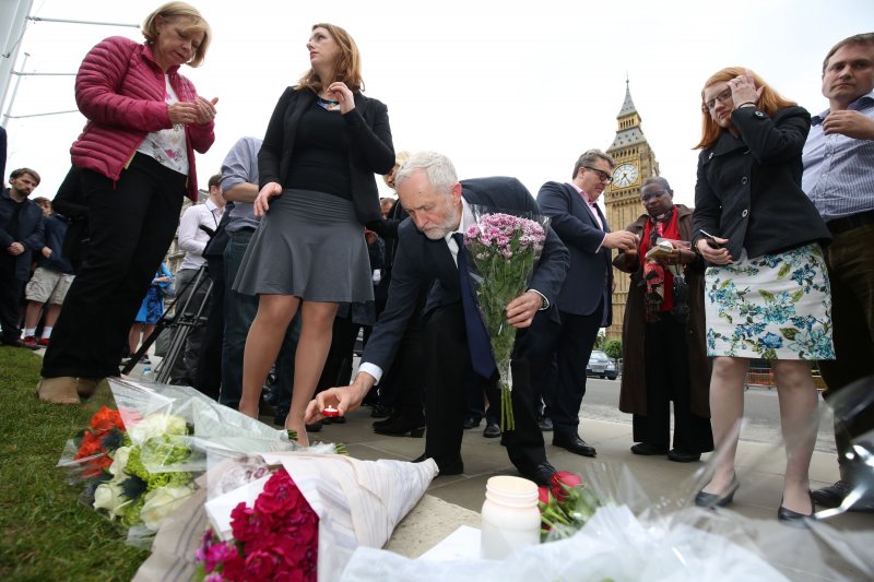 哀傷的民眾在倫敦的國會大廈外獻花悼念柯克斯（Jo Cox）。（美聯社）