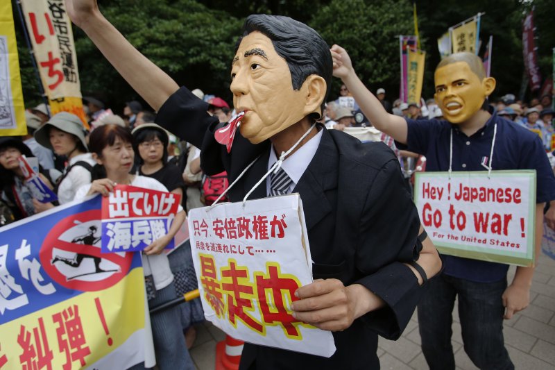 抗議駐日美軍的日本民眾19日戴上安倍與歐巴馬的頭像,諷刺他們的暴走行徑將讓日本捲入戰爭。(美聯社) 抗議駐日美軍的日本民眾19日戴上安倍與歐巴馬的頭像,諷刺他們的暴走行徑將讓日本捲入戰爭。(美聯社)