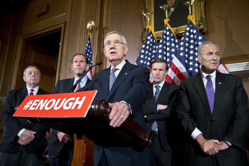 美國參議院4項槍枝管制法案,20日遭到全數否決。民主黨領袖里德(Harry Reid)(圖中)在記者會上對此事件作出評論。(美聯社) 美國參議院4項槍枝管制法案,20日遭到全數否決。民主黨領袖里德(Harry Reid)(圖中)在記者會上對此事件作出評論。(美聯社)