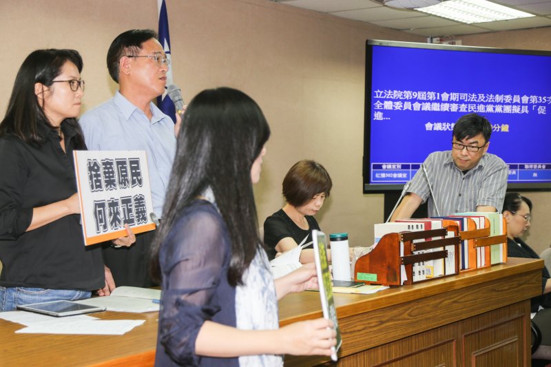 20160622-立法院委員會.司法:促轉條例.原民立委佔主席台舉牌抗議.身為主席的召委段宜康.只得在主席台邊緣...或無奈地等待.(陳明仁攝) 20160622-立法院委員會.司法:促轉條例.原民立委佔主席台舉牌抗議.身為主席的召委段宜康.只得在主席台邊緣...或無奈地等待.(陳明仁攝)