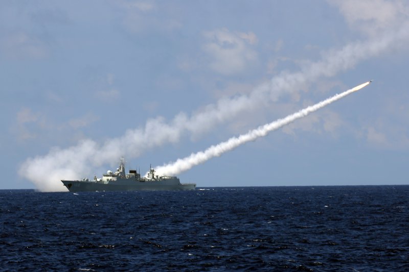 解放軍海軍在南海舉行實兵對抗演習,飛彈驅逐艦廣州艦發射防空飛彈。(新華社) 解放軍海軍在南海舉行實兵對抗演習,飛彈驅逐艦廣州艦發射防空飛彈。(新華社)