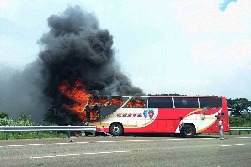 國道2號桃園機場聯絡道西向2.9K,19日中午發生一起遊覽車自撞、火燒車意外,車上26人全數罹難,除司機、導遊之外,都是來自中國大連市的陸客。(美聯社)