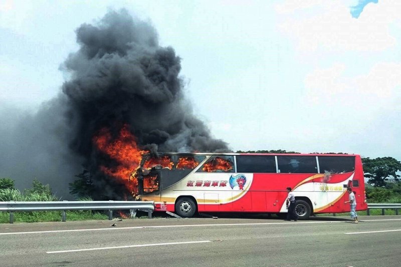 國道2號桃園機場聯絡道西向2.9K，19日中午發生一起遊覽車自撞、火燒車意外，車上26人全數罹難，除司機、導遊之外，都是來自中國大連市的陸客。（美聯社) 