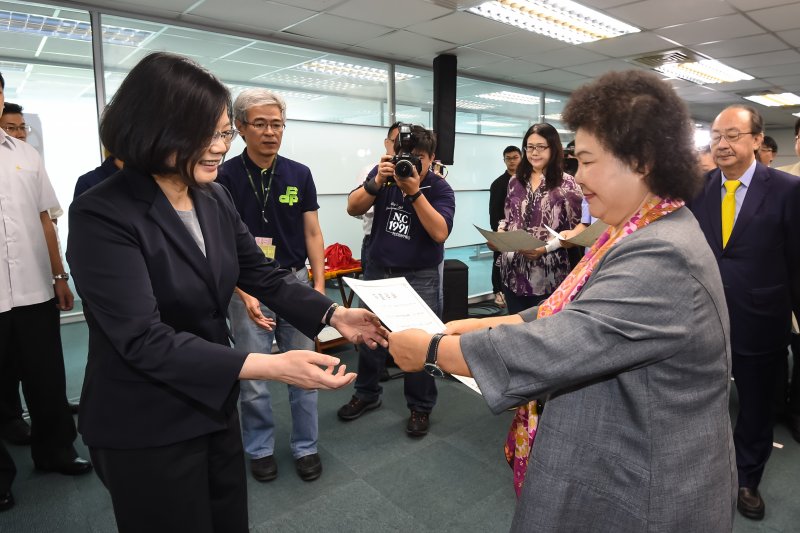 高雄市長陳菊20日代表宣誓就職民進黨第十七屆中常委，總統蔡英文出席監交。（台北市攝影記者聯誼會提供）