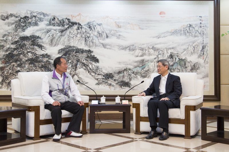 4月台北市里長聯誼會才率團訪國台辦張志軍,本月再次帶領聯誼會赴上海交由。(取自中共國台辦) 4月台北市里長聯誼會才率團訪國台辦張志軍,本月再次帶領聯誼會赴上海交由。(取自中共國台辦)