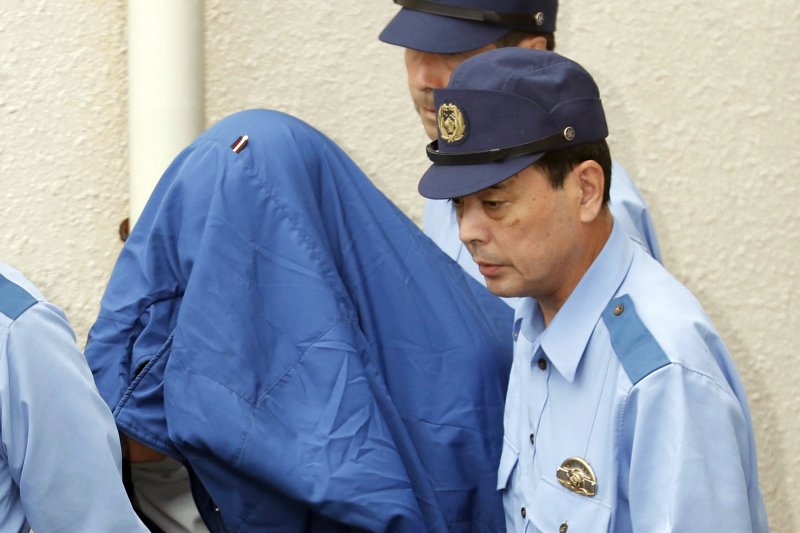 警方正在押解「津久井山百合園」屠殺案兇嫌植松聖。(美聯社) 警方正在押解「津久井山百合園」屠殺案兇嫌植松聖。(美聯社)