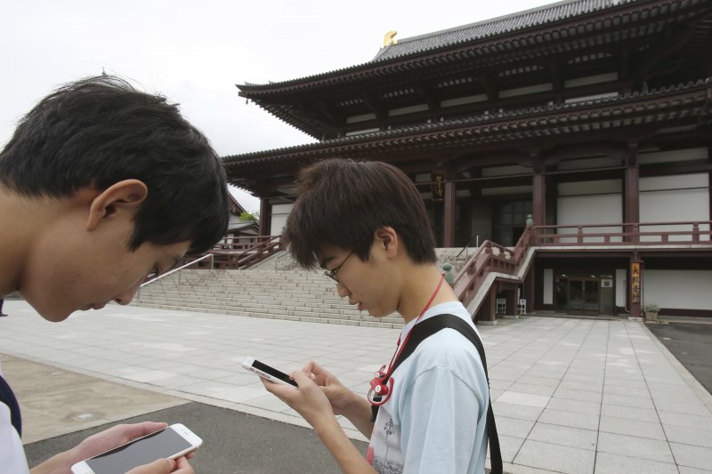 日本高中生在東京的增上寺玩Pokémon GO(美聯社) 日本高中生在東京的增上寺玩Pokémon GO(美聯社)