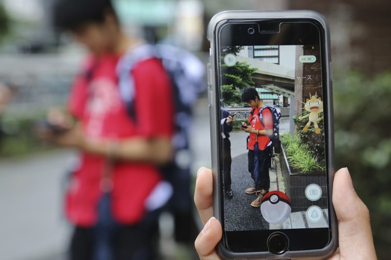 日本的年輕人在東京街頭玩Pokémon GO（美聯社）